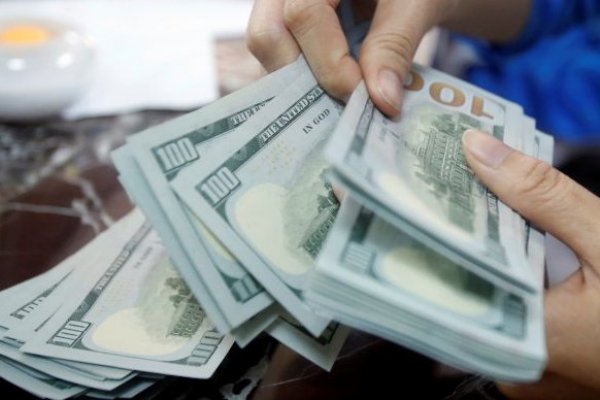 ¿Se dolarizan los chilenos? Cuentas corrientes y depósitos en moneda extranjera crecen exponencialmente