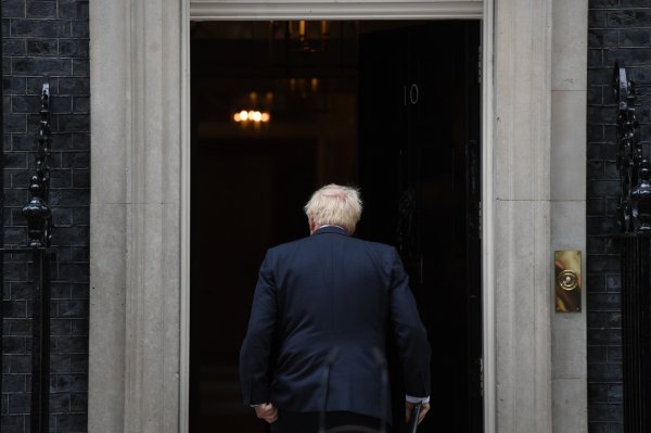Boris Johnson renuncia como primer ministro mientras el gobierno del Reino Unido se desmorona