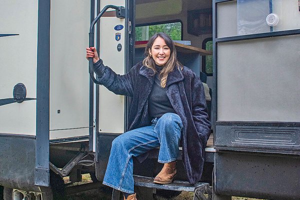 La innovadora consultora que opera desde un motorhome en Pucón
