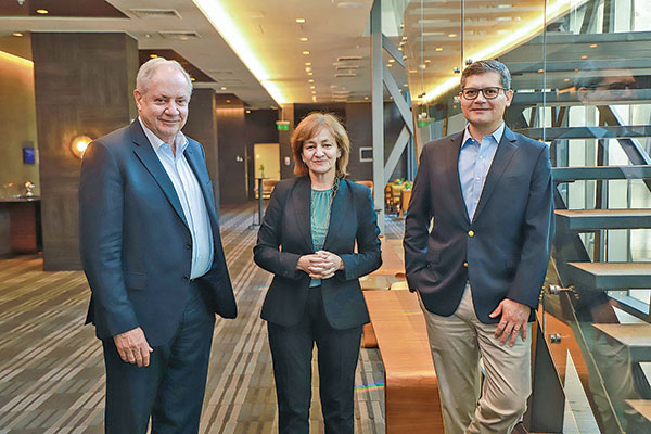 Santiago de Torres, presidente de Atrys Health, Isabel Lozano, CEO, y Juan Mella, Country Manager Atrys Chile. Foto: Julio Castro