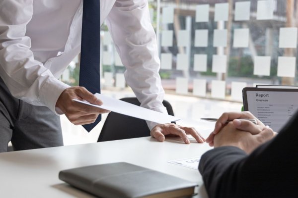 <p>Millones de estadounidenses que renunciaron a sus empleos se arrepienten ahora que viene la recesión</p>