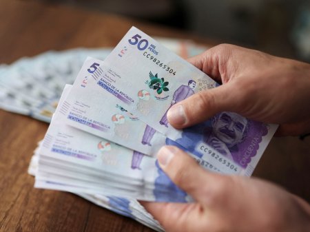 Dólar en Colombia anota nuevo máximo y ha subido 19% desde que ganó Petro