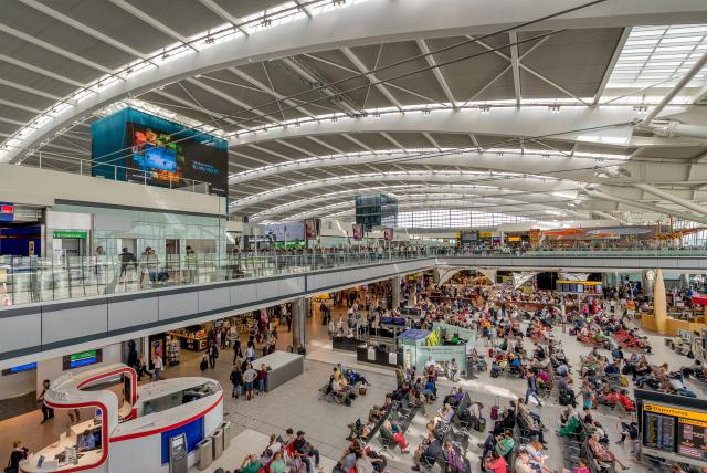 <p>Mayor aeropuerto de Reino Unido pide a las aerolíneas que dejen de vender boletos por los próximos dos meses y desata ola de críticas</p>