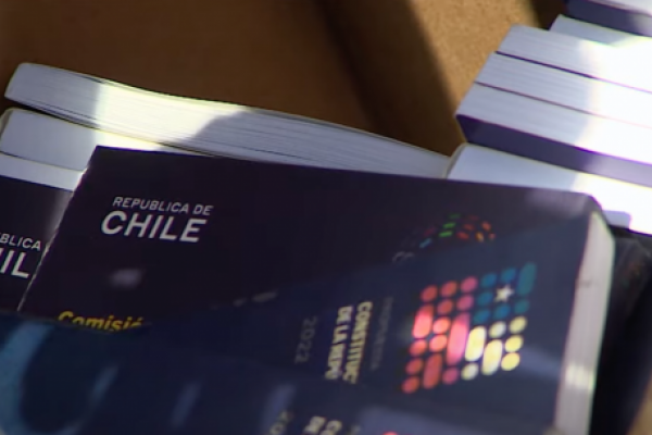 <p>Ahora en DF | Gobierno repartirá 900 mil textos de propuesta constitucional impresos</p>