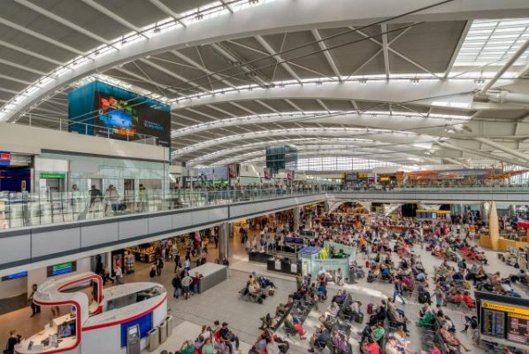 Mayor aeropuerto de Reino Unido pide a las aerolíneas que dejen de vender boletos por los próximos dos meses y desata ola de críticas