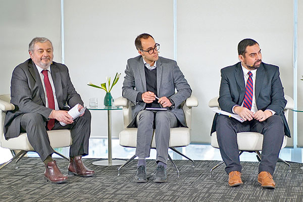 Fracisco Zúñiga, abogado; Guillermo Montt, de la OIT, y Jorge Barrera, abogado.