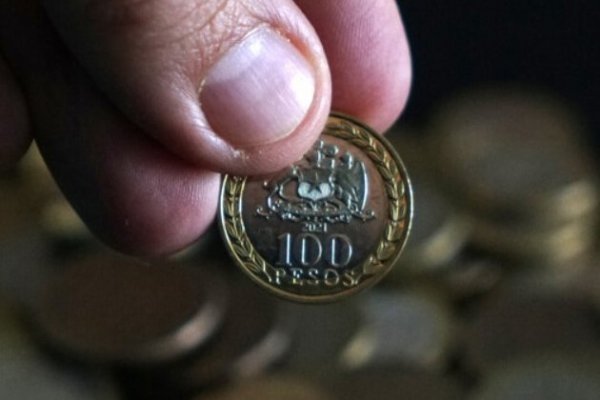 Analistas prevén crisis monetaria con caída del peso chileno frente al dólar