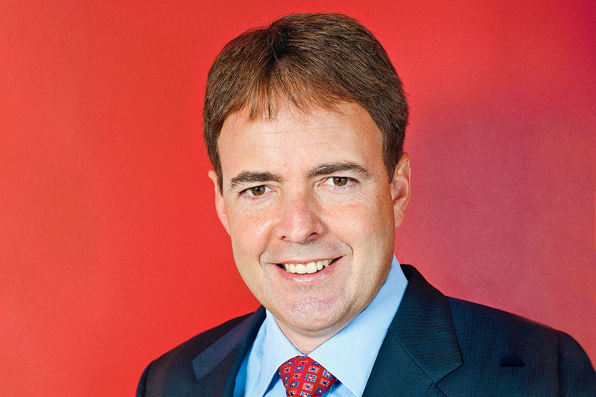 <p>Lawrence McDonald, autor de “Un error colosal” sobre la caída de Lehman Brothers: “Esta es una guerra que la Reserva Federal va a perder”</p>