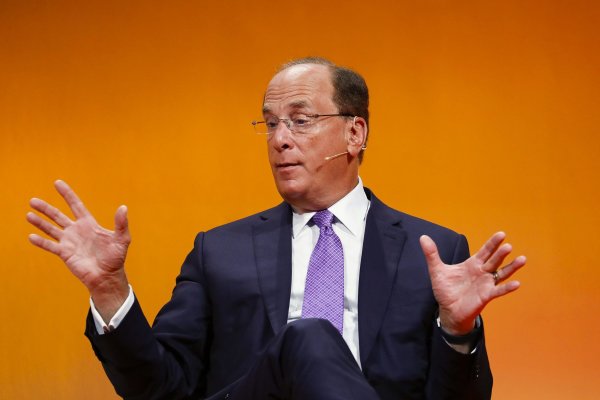 Larry Fink observa el entorno más desafiante en décadas y cita "vientos en contra" por altos tipos de cambio