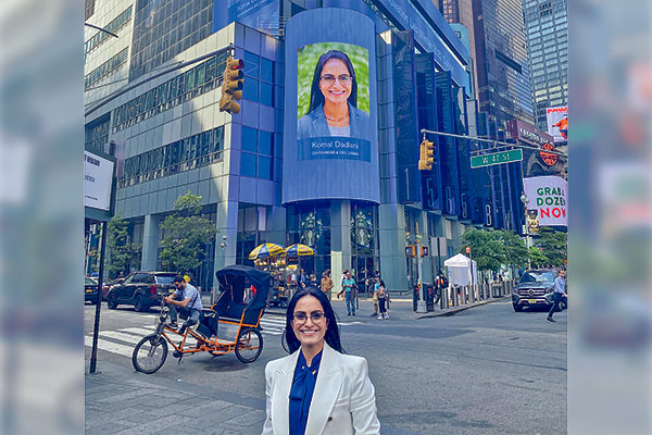 La cofundadora de Lab4U, Komal Dadlani, en Times Square.