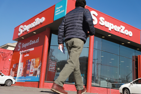 SuperZoo apunta a triplicar sus tiendas de mascotas en Chile con plan que impulsa la familia peruana Mulder