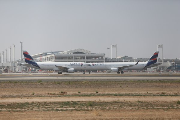 <p>Latam Airlines refuerza su operación con la compra de 17 aviones a Airbus</p>