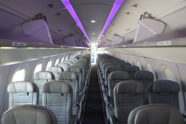 Ajusten sus cinturones: falta de almohadas o vasos de plástico se suma a problemas de vuelo de las aerolíneas