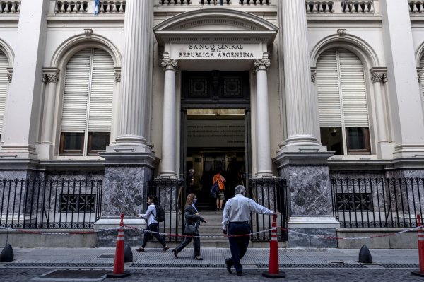 Argentina permitirá a turistas extranjeros cambiar dólares a tipo de cambio más alto