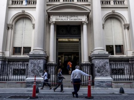 Argentina permitirá a turistas extranjeros cambiar dólares a tipo de cambio más alto