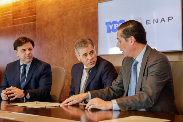 El gerente general de ENAP Sipetrol Argentina, Daniel Abraham; el presidente de YPF, Pablo González; y el gerente general de ENAP, Julio Aranis.