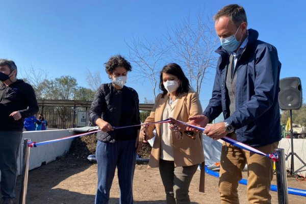 La ministra del Medio Ambiente, Maisa Rojas; la alcaldesa de La Pintana, Claudia Pizarro; y el embajador de Canadá en Chile, Michael Gort.