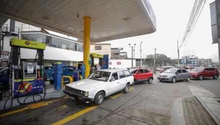 Peruanos acusan desabastecimiento de gas licuado por marejadas