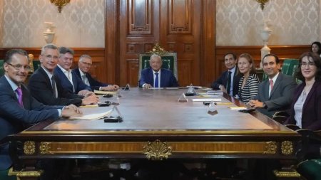 Fabricante de vehículos Stellantis se reúne con Presidente de México y asegura que realizará inversión rumbo a la electromovilidad