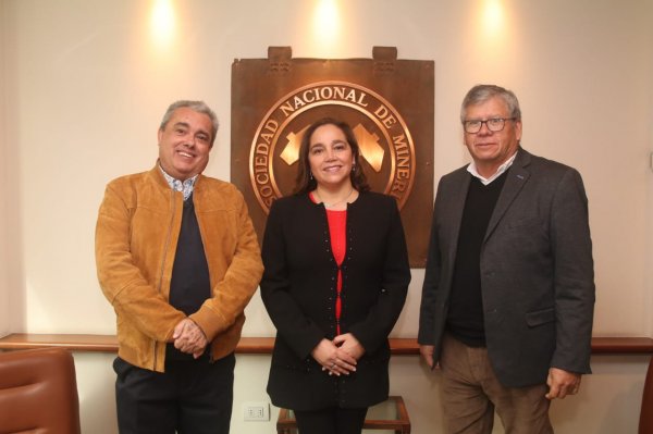 Los desafiantes (de derecha a izquierda): Patricio Gatica, presidente de la Asociación Gremial Minera de Illapel; Maritza Baeza, gerenta de Sustentabilidad de Minera Cerro Negro y Joel Carrizo, presidente de la Asociación de Pirquineros de Tierra Amarilla.