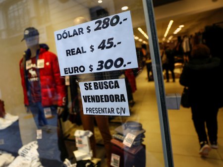 Argentinos recurren al mercado negro de dólares a medida que la crisis empeora