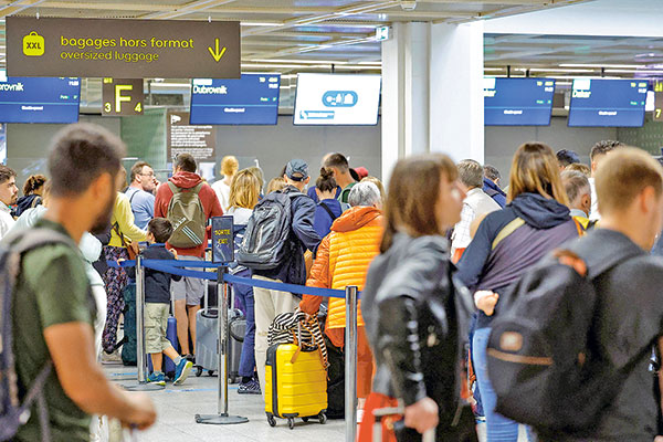 Aeropuertos de Europa siguen golpeados: aerolíneas alertan que nueva exigencia elevará el caos