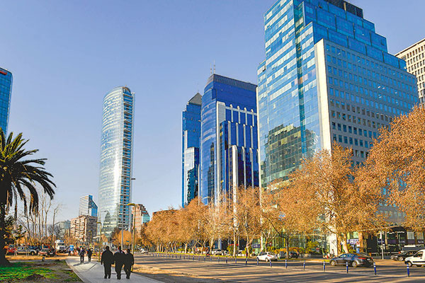 Fitch: déficit de cuenta corriente sigue elevado en Chile y persistirán incertidumbres independiente de resultado del plebiscito