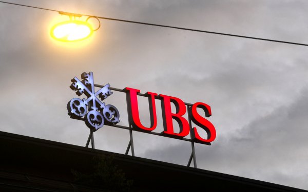Acciones de UBS caen por resultados más bajos que lo esperado por salida de inversionistas del mercado bursátil