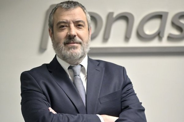 Cercano a Bachelet y admirador del sistema de salud británico: el director de Fonasa tras el “copago cero”