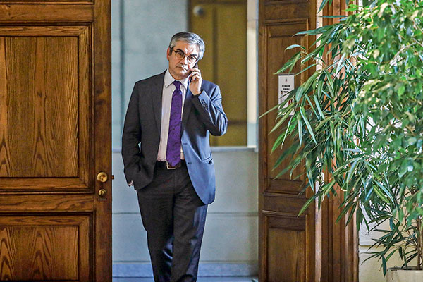 Marcel dice que Imacec de junio refleja un "ajuste gradual" de la economía y destaca caída del dólar bajo $ 890