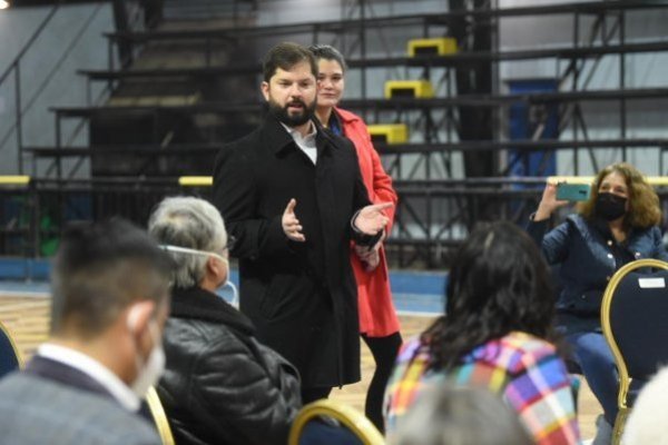Sueldo mínimo sube a $400 mil y Boric reitera compromiso de aumentarlo a $500 mil, pese a "duras" condiciones económicas