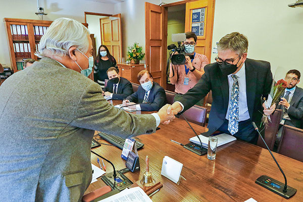 El diputado Naranjo le regaló unas flores al ministro Marcel, luego de que el secretario de Estado adquiriera el mismo producto para su secretaria a un vendedor informal, desatando críticas de la Cámara Nacional de Comercio. Foto: Agencia Uno