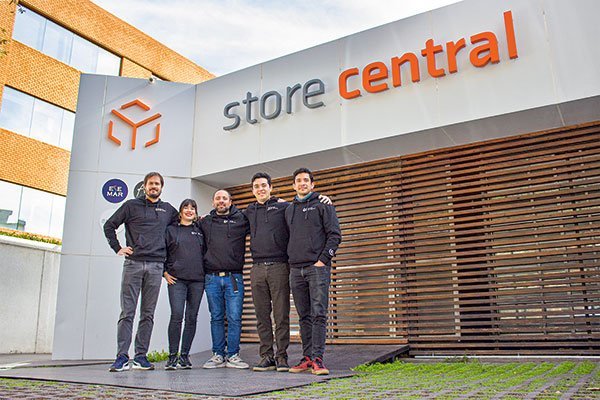 El equipo de Store Central en una de sus tiendas oscuras.