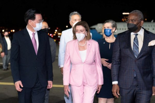Pelosi desafía las amenazas de China y aterriza en Taiwán, en primera visita de más alto rango de EEUU en 25 años