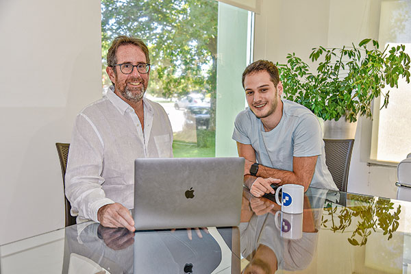 Fintech uruguaya cofundada por el millonario empresario Sergio Fogel prepara aterrizaje en Chile