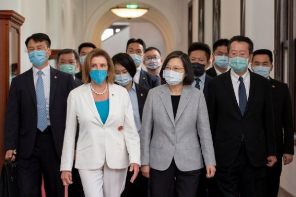 Pelosi se reunió con la presidenta de Taiwán, Tsai Ing-wen, en la oficina presidencial en Taipei. (Foto: Reuters)