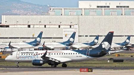Sector aéreo de México acelera el vuelo, pero turbulencias por recesión en EEUU lo amenaza