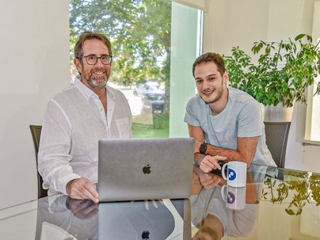 Fintech uruguaya cofundada por el millonario Sergio Fogel llegará a Chile