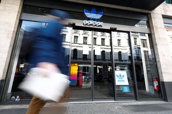 <p>Utilidades de Adidas bajan casi 20% tras problemas de logística y confinamientos en China</p>