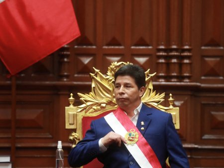 Presidente de Perú ratifica a su primer ministro y cambia cartera de Economía
