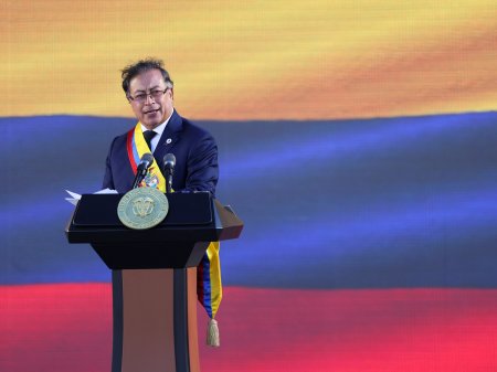 Izquierdista Petro asume la Presidencia de Colombia con retos sociales y económicos