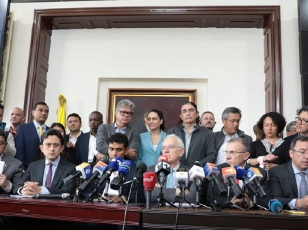 En primer día de gobierno, Petro presenta proyecto de reforma tributaria en Colombia