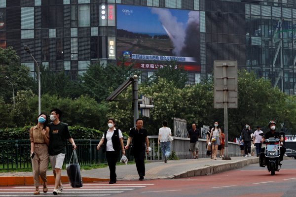 China prolonga un día más maniobras militares en torno a Taiwán