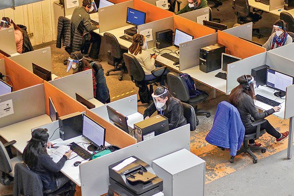 Vendedores, personal de call center y cocineros: los perfiles laborales más requeridos por las ofertas online