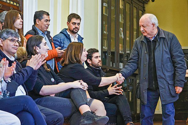 Acuerdo del oficialismo por una nueva Constitución, la bala de plata