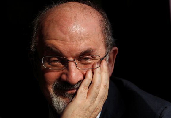 El autor Salman Rushdie lucha por su vida mientras su agresor enfrenta cargos por asesinato