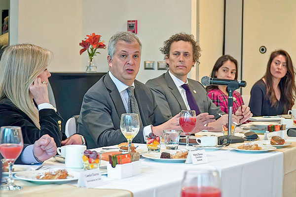 El ministro de Energía, Claudio Huepe, junto al presidente ejecutivo de Generadoras de Chile, Claudio Seebach.