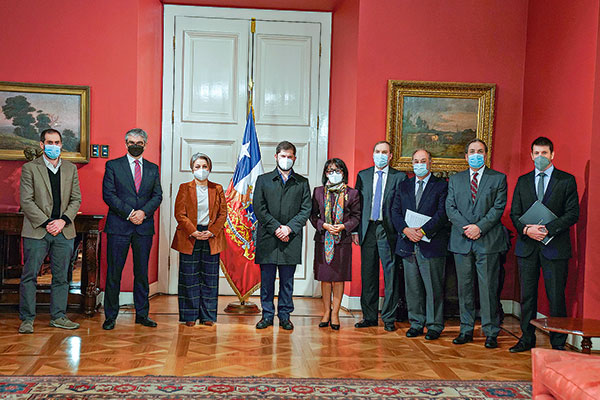 En el encuentro con los representantes empresariales estuvieron presentes, además del Presidente, los ministros de Hacienda, Economía y Trabajo. Foto: Presidencia