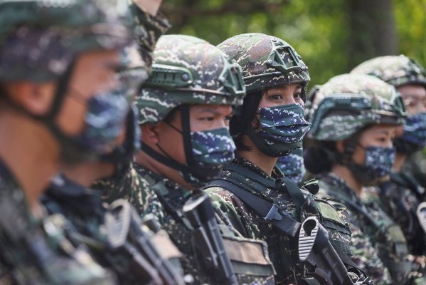 Un grupo de soldados se alinean como parte de ejercicios militares anuales en Taiwán. (Foto: Reuters)