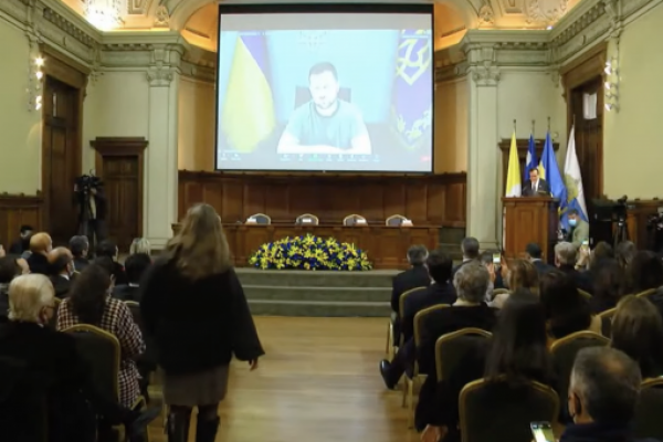 <p>Ahora en DF | Zelenski realiza videoconferencia por primera vez para Latinoamérica desde audiencia chilena</p>